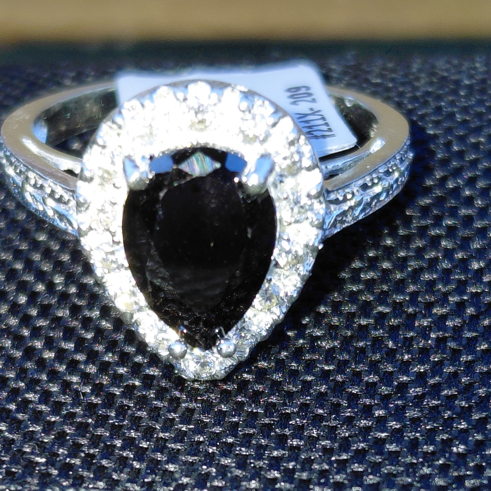 Elegant Silver and Black Teardrop Ring